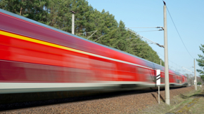 Deutsche Bahn Regio Zug unscharf Foto Bahn Emersleben.jpg